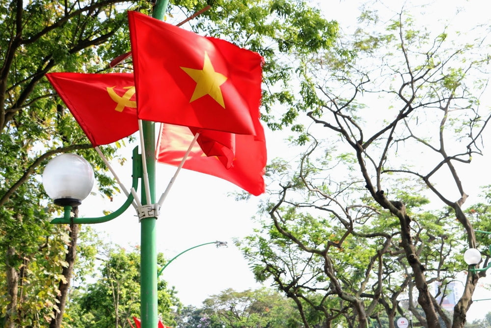 Những lá cờ đỏ phấp phới, những tấm áp phích, băng rôn, khẩu hiệu rực rỡ trên mỗi con đường khiến mỗi người dân Thủ đô như được tiếp thêm niềm tự hào về dân tộc, về đất nước và càng thêm kính yêu, biết ơn công lao trời biển của Chủ tịch Hồ Chí Minh- Người đã hiến dâng trọn cuộc đời mình vì độc lập dân tộc, tự do và hạnh phúc của nhân dân.